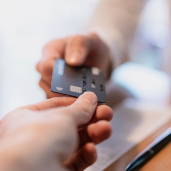 Debitkarte Übergabe an einem Kunde in einer Bank