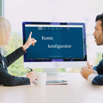 Eine Frau zeigt einem Mann den Konto Konfigurator am Computer