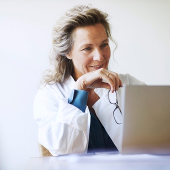 Ärztin schaut Befunde an