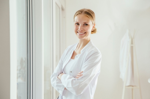 Ärztin in ihrer weißen Arbeitskleidung