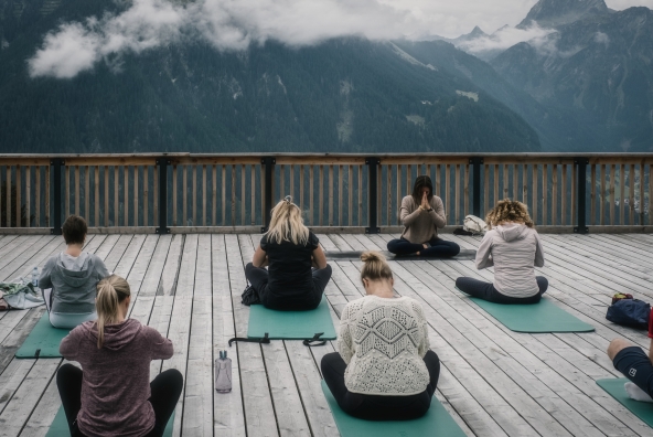 Yoga auf Terrasse im Silvretta Montafon Gebiet.