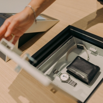 Person öffnet ihr gemietetes Safefach in einer Safe-Anlage mit Selbstbedienungsfunktion.