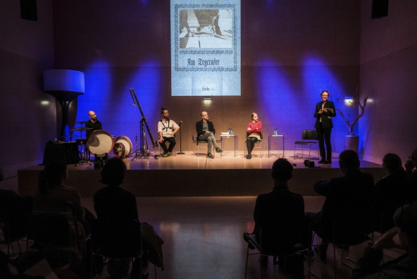 Musiker*innen auf Bühne in der BTV Ton Halle.