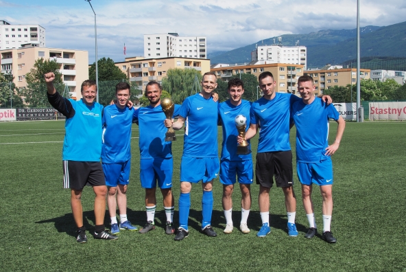 Fußballteam BTV Mitarbetierinnen mit blauen Trikots