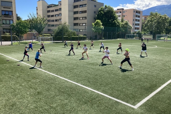 BTV Mitarbeiterinnen auf Fußballfeld beim Teamspirit Sporttag