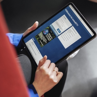 Eine Frau nutzt ein Tablet für ihr online Bankengeschäft.