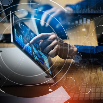 Datenanalyst nutzt KPI-Dashboard-Technologie.