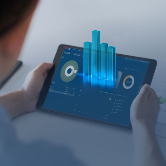 Eine Person hält ein Table in der Hand und sieht sich eine grafische Darstellung von Finanzdaten an