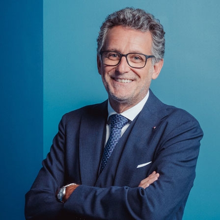 Gerhard Burtscher, Vorstandsvorsitzender der BTV Vier Länder Bank AG steht vor der Kamera.