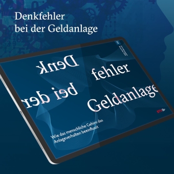 Ein Tablet mit folgendem Text liegt auf einem blauen Hintergrund: Denkfehler bei der Geldanlage: Wie das menschliche Gehirn das Anlageverhalten beeinflusst. Darüber im Bild am Hintergrund steht geschrieben: Denkfehler bei der Geldanlage. Im Hintergrund ist ein Kopf zu sehen mit Zahnrädern.